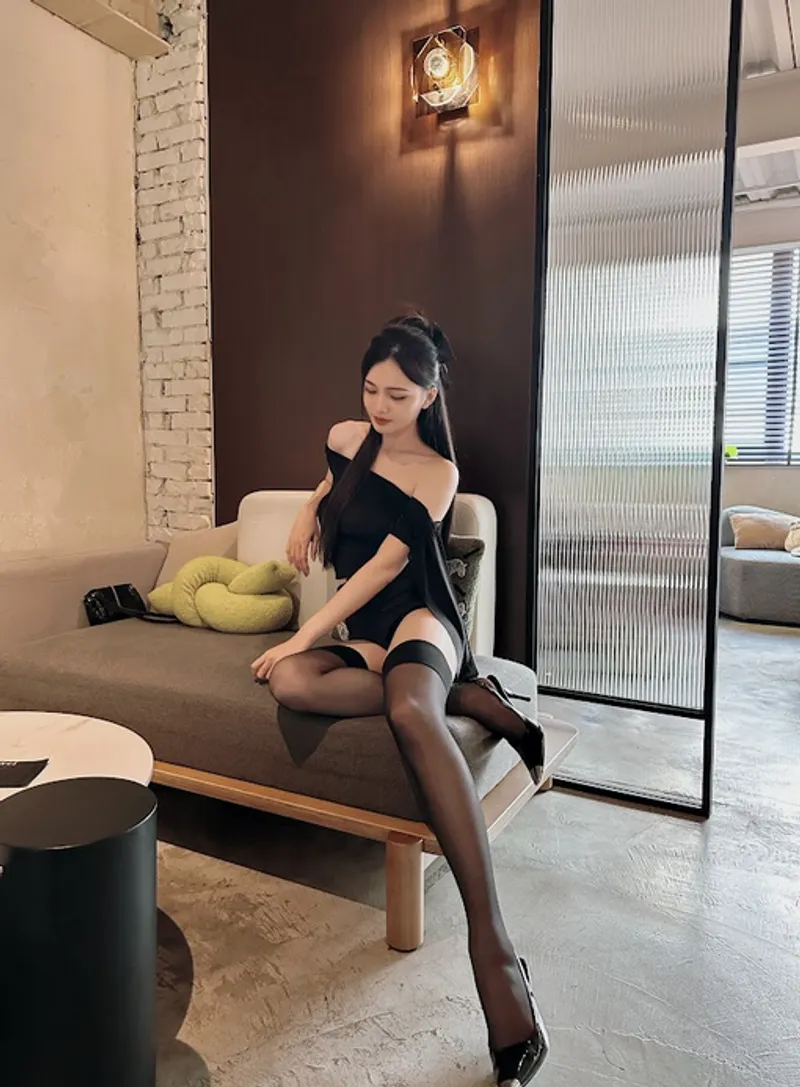 Thumbnail Rich-Collection1246 Ponders: 'Would you approach me?' in classygirls