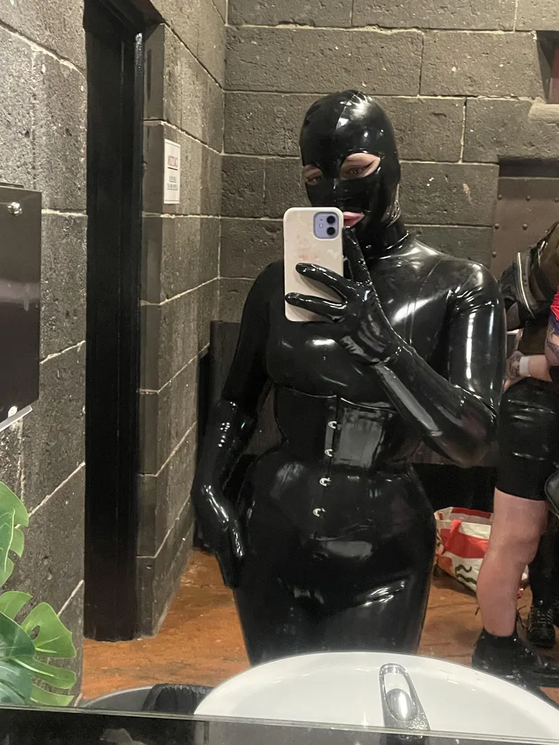 Thumbnail AthieDoll Shines Bright at Event in ShinyPorn Category
