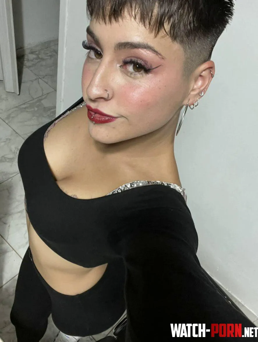 Do i look classy enough to make heads turn? by Nikkispicee