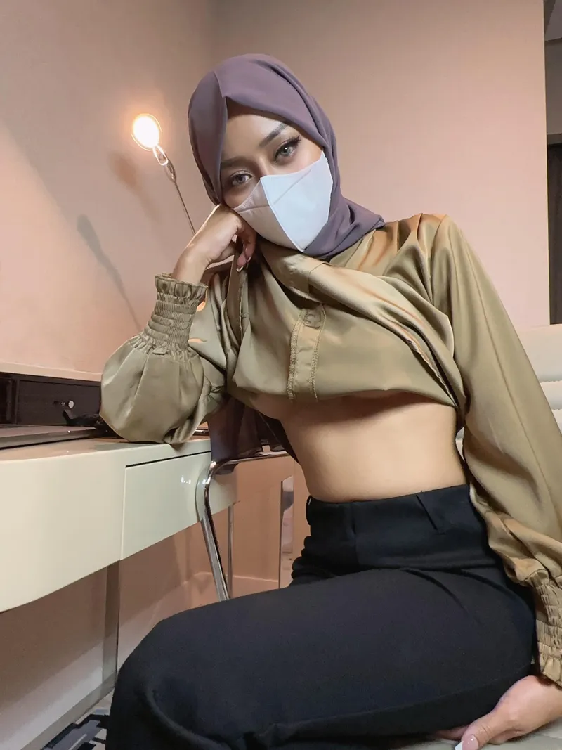 Thumbnail Guilty Pleasures: Secretary Selfies by corrossismz
