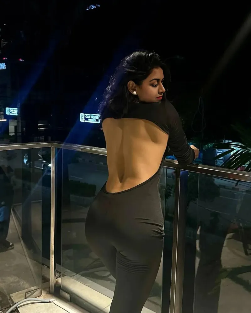 Thumbnail RhealyWild's Less is More Approach to Tight Dresses
