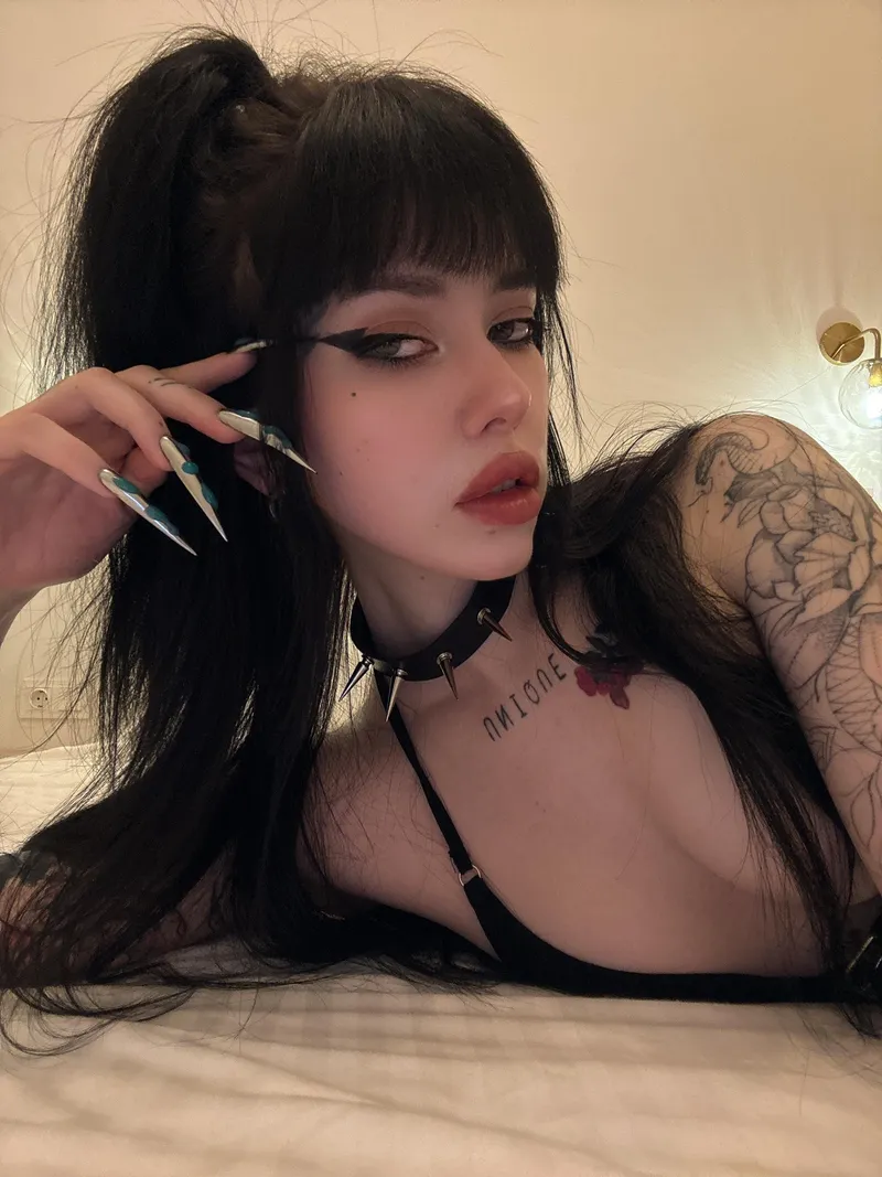 Thumbnail Explore the Dark World of a Gothic Bitch 🖤
