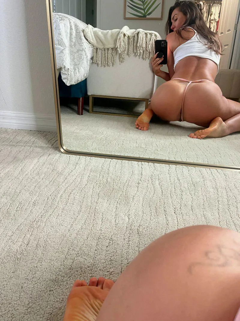 Thumbnail hot_fernanda: Flaunting Perfect Booty Delight