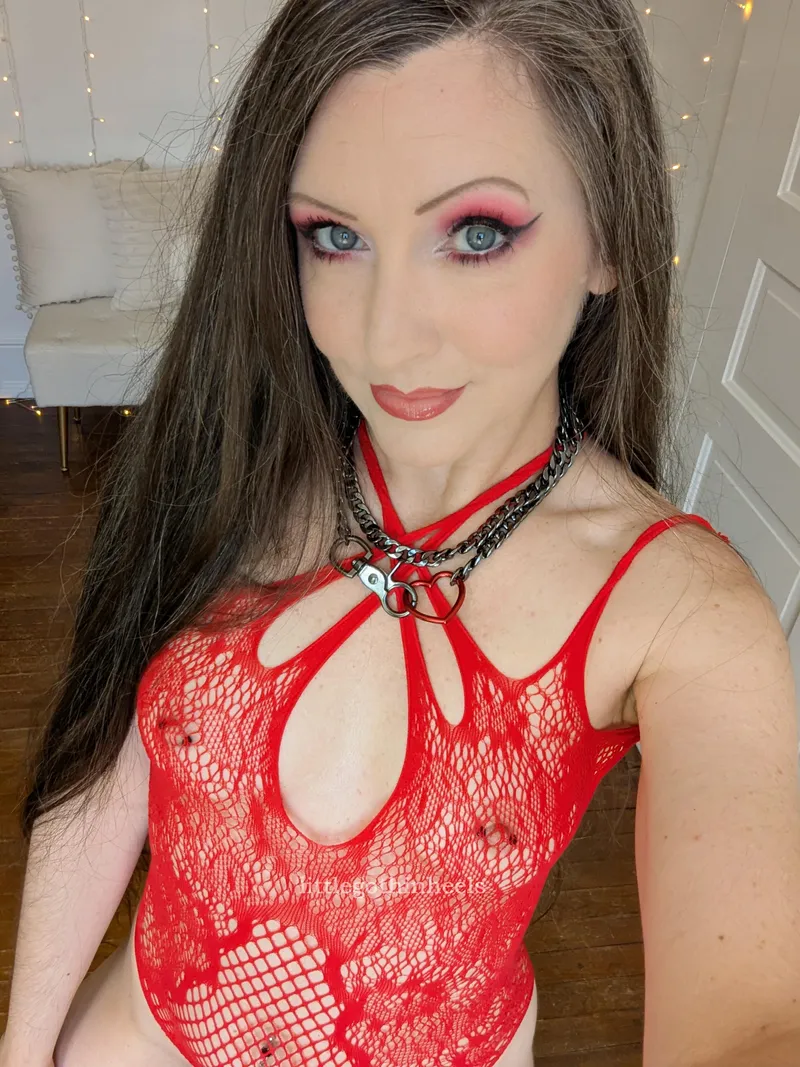 Thumbnail Littlegothinheels: Technically a Cougar, Still Purring (Maturemilf)
