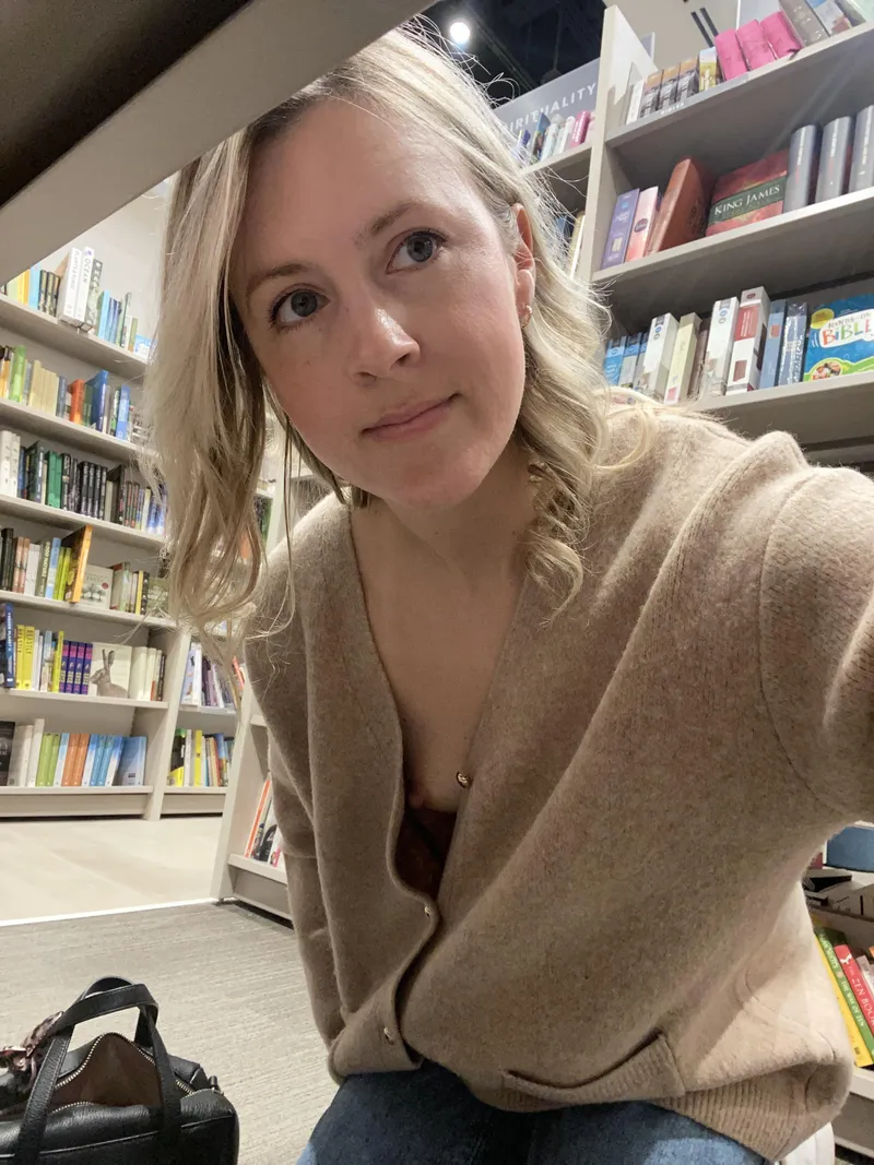 Thumbnail Browsing for a New Book with Liz_XO_ in downblouse