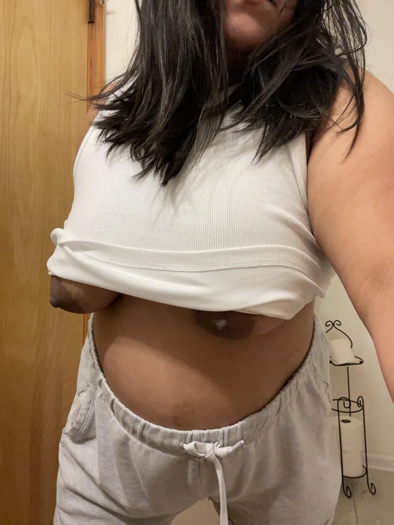 Thumbnail bean-1244 Plays Peekaboo with a Captivating Pose in chubby