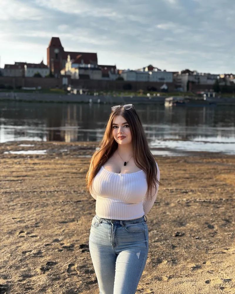 Thumbnail Huge: Exploring the World of 2busty2hide with Lovely_amyoo
