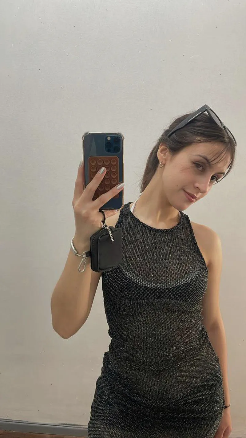 Thumbnail domiirose28's Fashion Dilemma: Beach-Appropriate Outfit at 18F