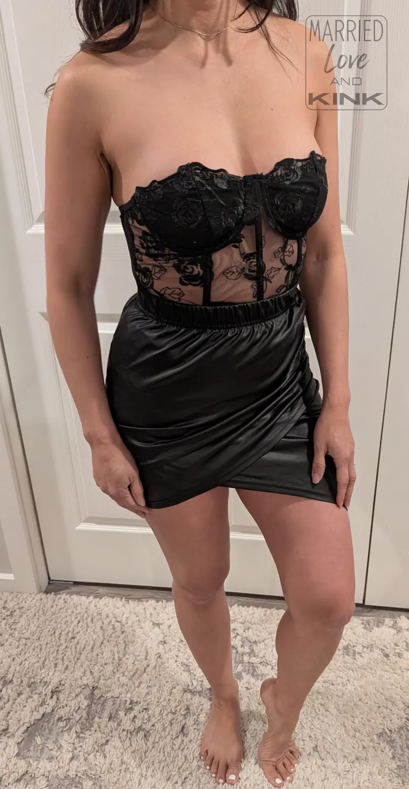 Thumbnail Exploring sensuality: Partner's preference for nothing underneath | MarriedLoveAndKink