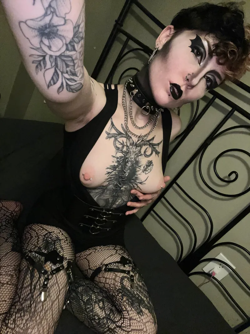 Thumbnail Short Haired Goths Admirers Unite! - Short Hair Chicks
