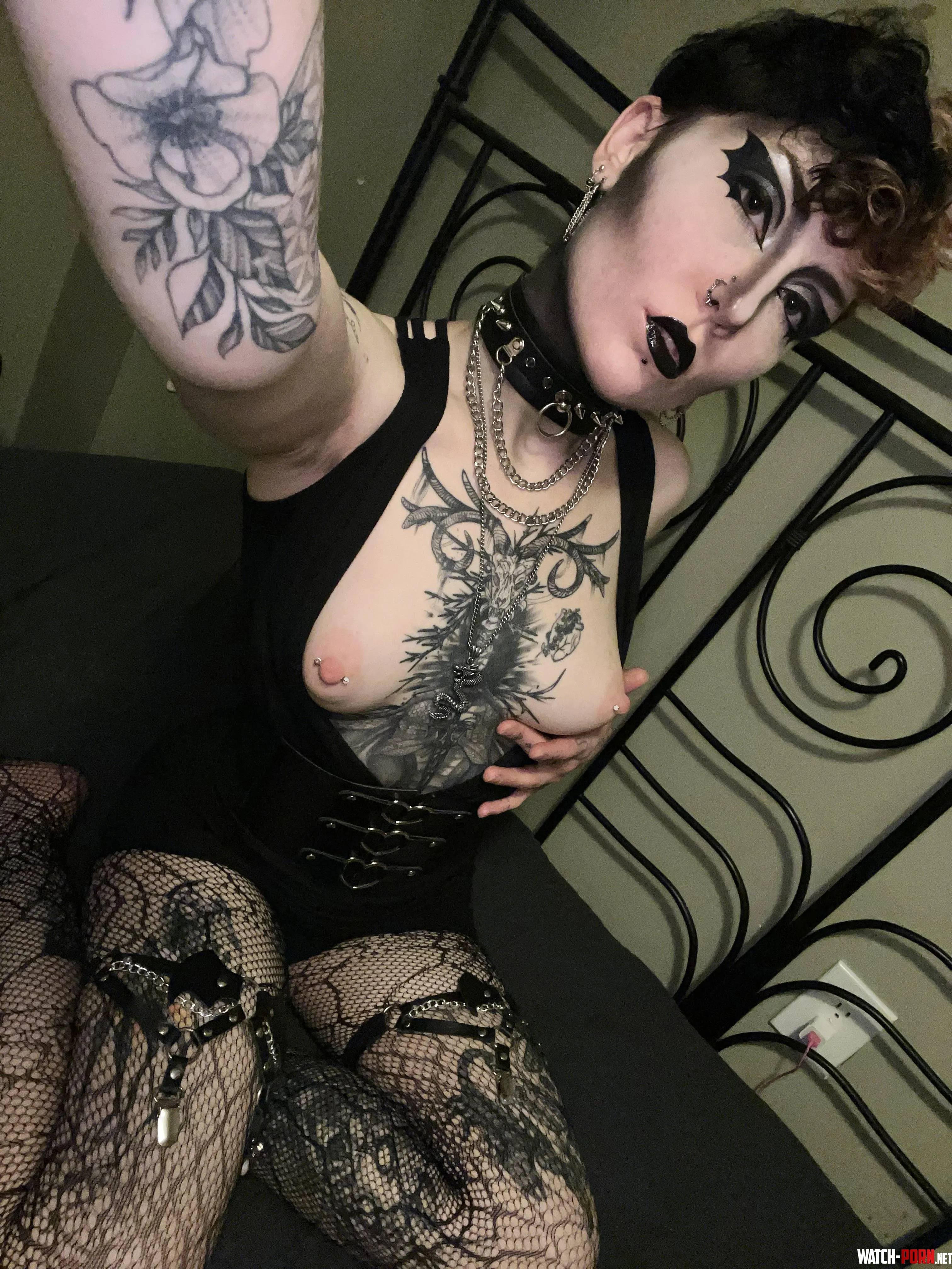 Anyone here a fan of short haired goths? by BrownyBites