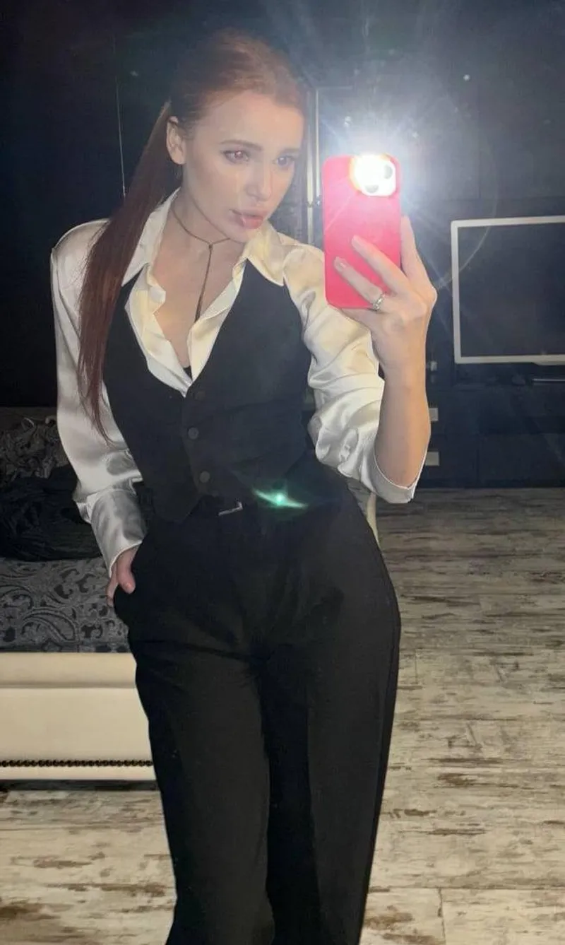 Thumbnail Enticing Secretary Looks for After-Work Fun