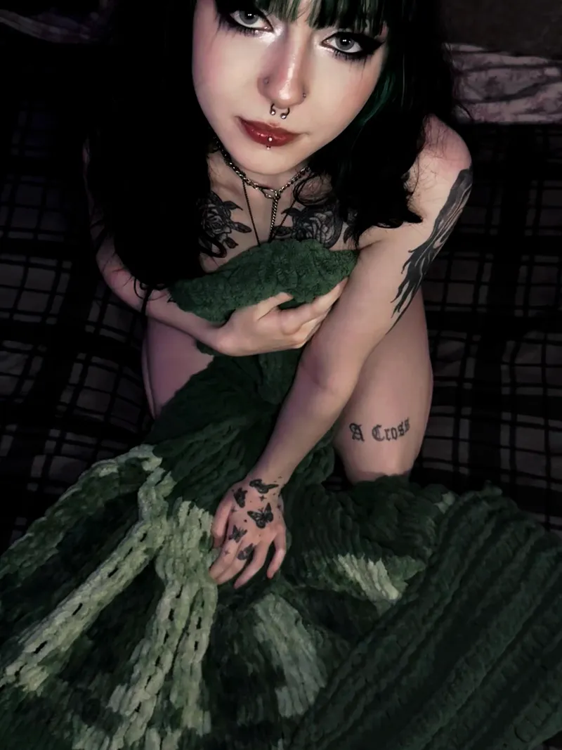 Thumbnail Explore Goth Sensuality with Sinfulthorns' Begging Allure