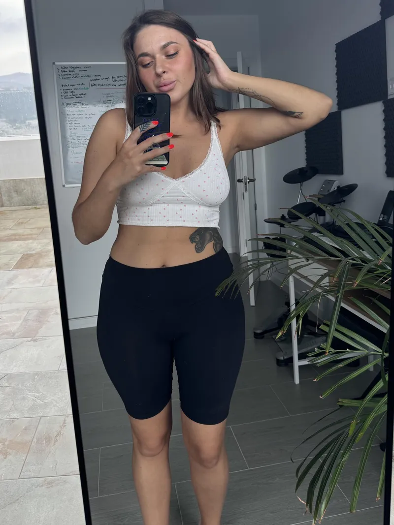 Thumbnail Embracing Good Vibes: Berryalynosha's Enthusiasm in CroptopGirls