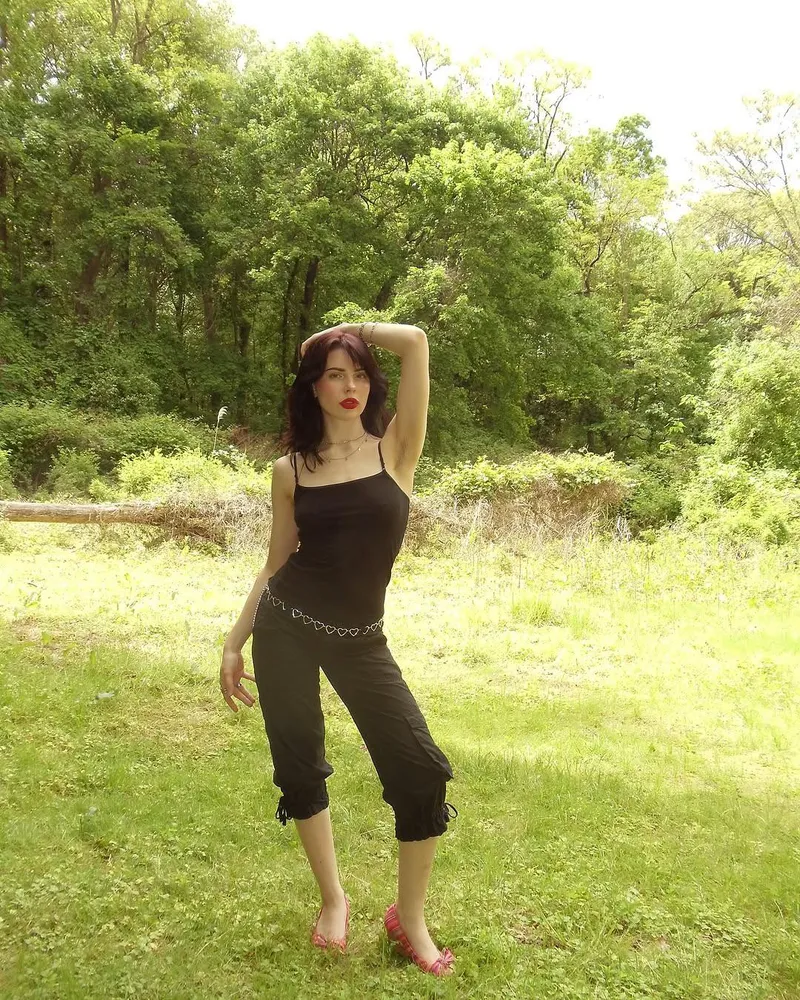 Thumbnail Kiandraxo's Solitary Woodland Exploration - Legs Galore