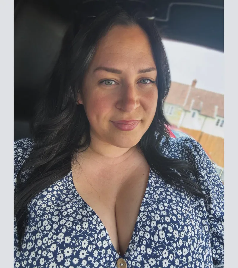 Thumbnail Friendly Greetings: Its_sally4 Welcomes with Cleavage Brilliance