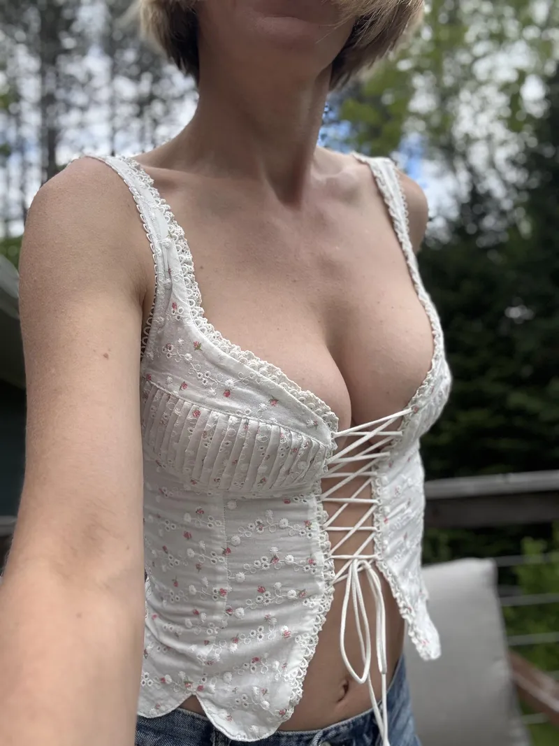 Thumbnail Stylish Top Delight: ExoticArches' Fashion Impressions