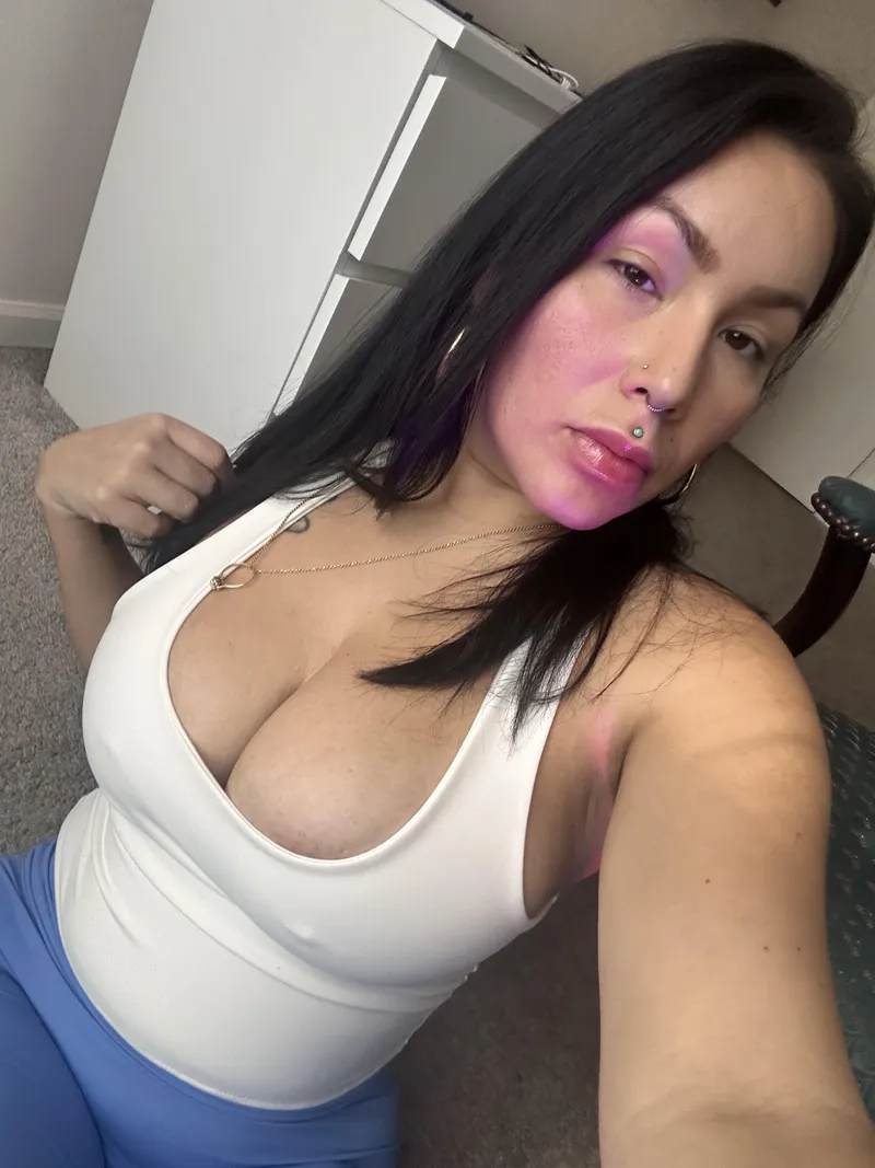 Thumbnail Summer Ready Cleavage: peachyyypeaches' Sultry Vibe