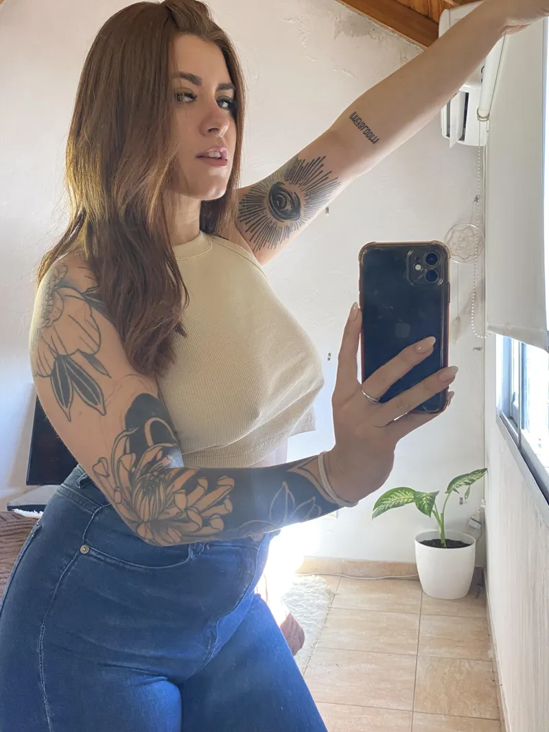 Thumbnail Confidence is Key: -N3vim Explores the Allure of CroptopGirls
