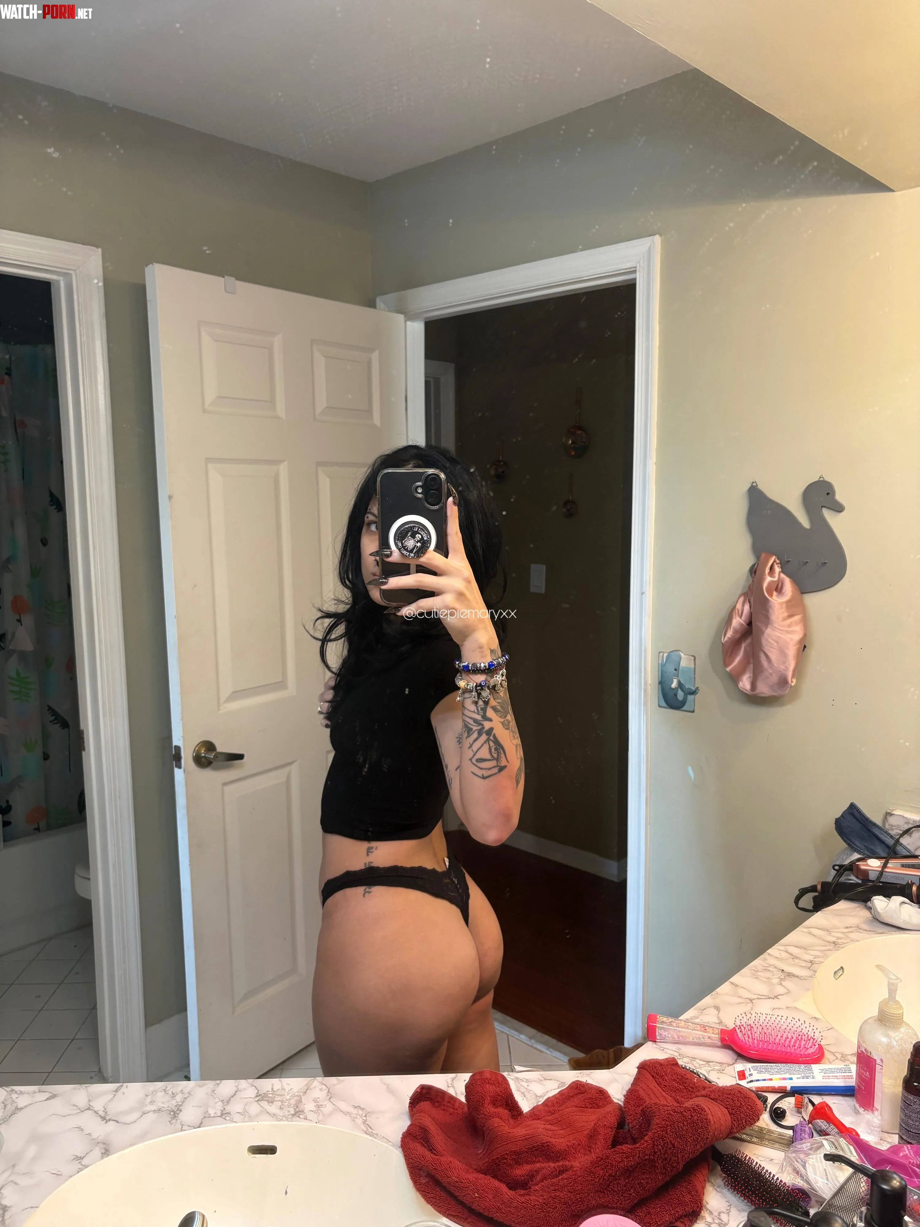i heard yall liked milfs…….. by cutiepatootiemary