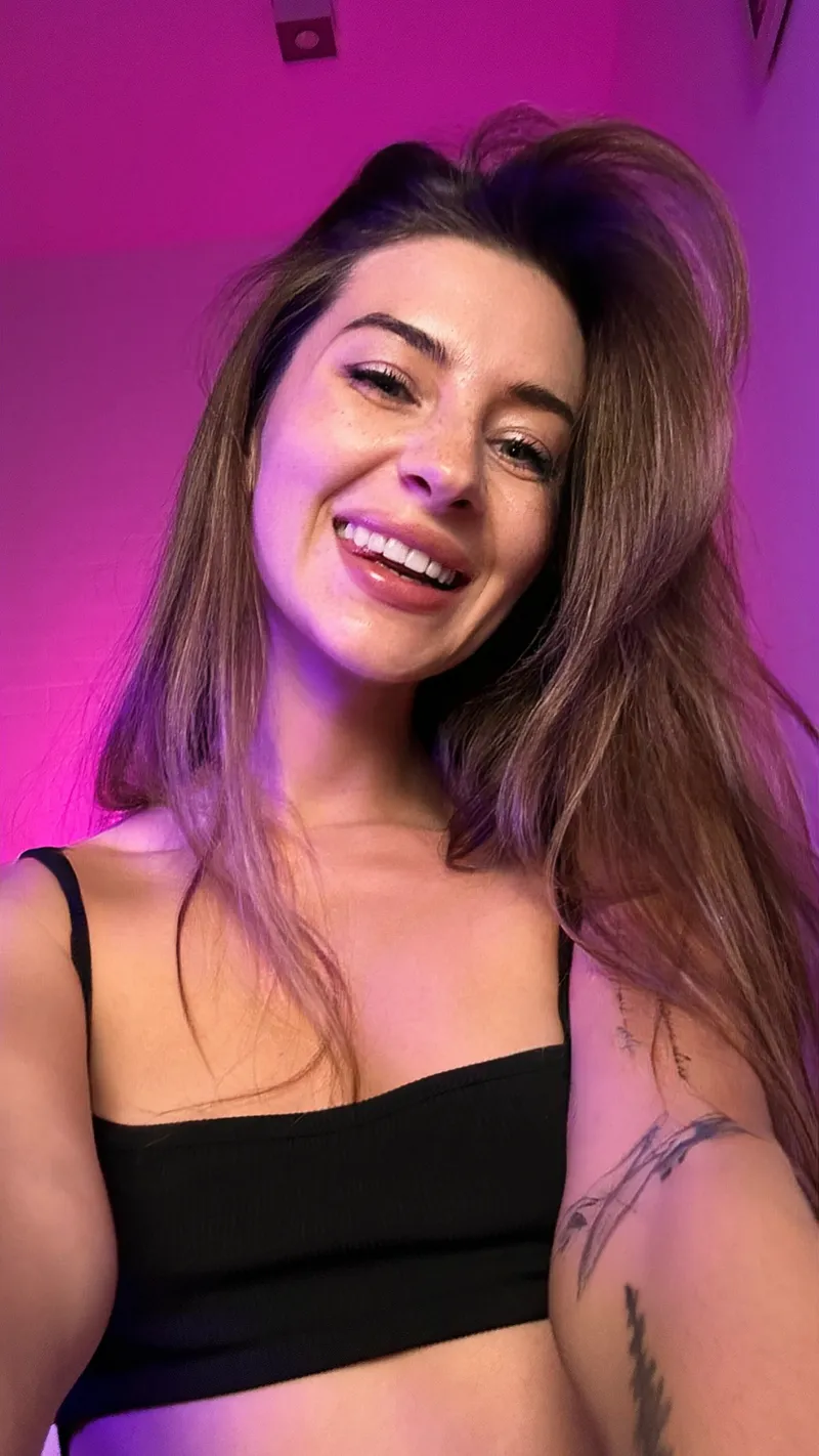 Thumbnail Feeling Good All Over: JuicyThighsLover1's CroptopGirls Experience