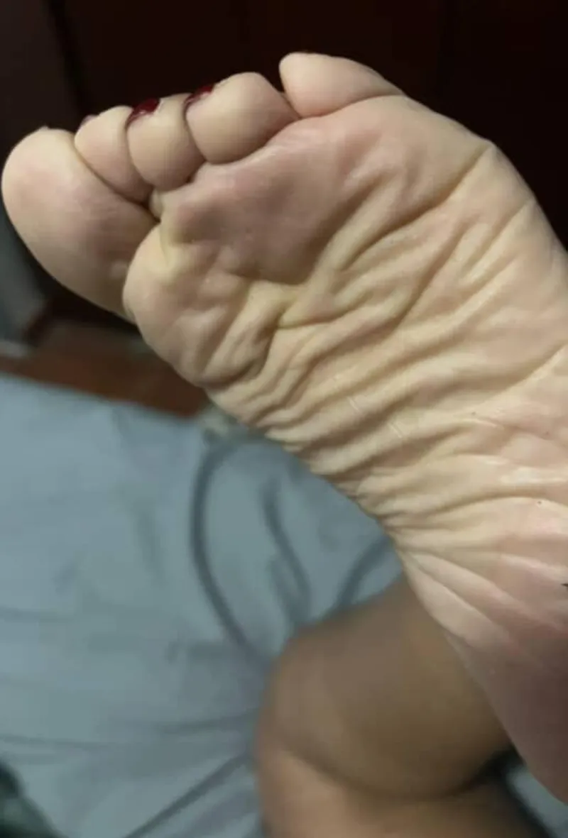 Thumbnail Sunday Soles Delight - Scrunched Feet for Wrinkle Counting by CatalinaBustamante