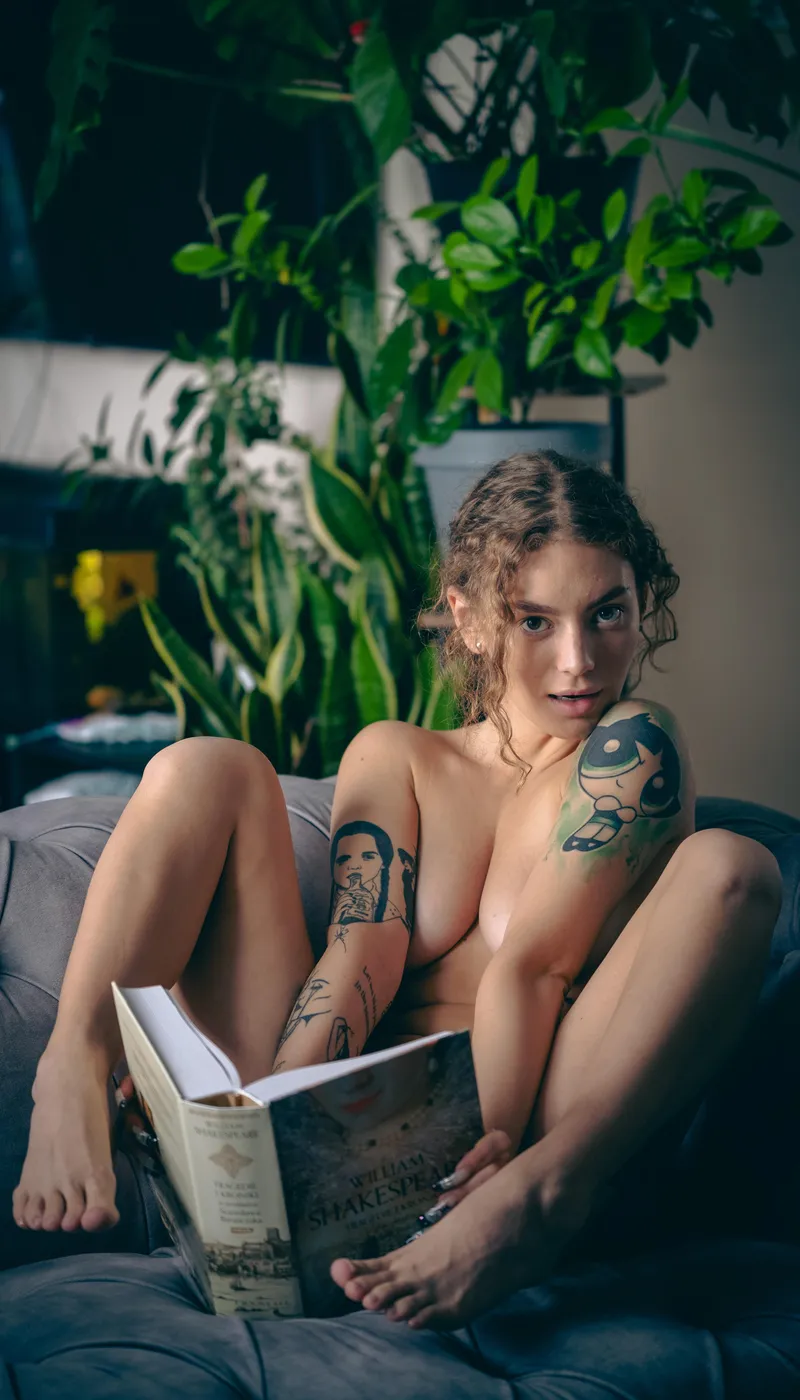 Thumbnail Aleksandra: A Stunning Essence by reznorek | LaBeauteFeminine