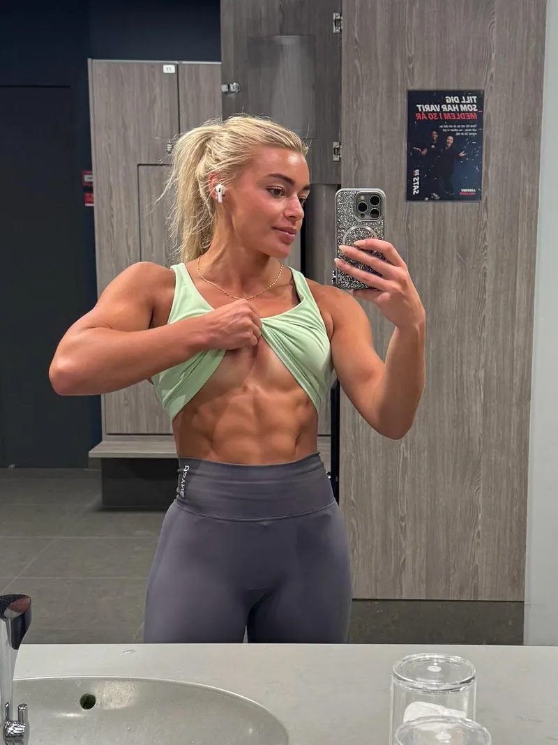 Thumbnail VelvetModena's Reflection on Hard Work for a Stunning Physique in NSFW_Hardbodies