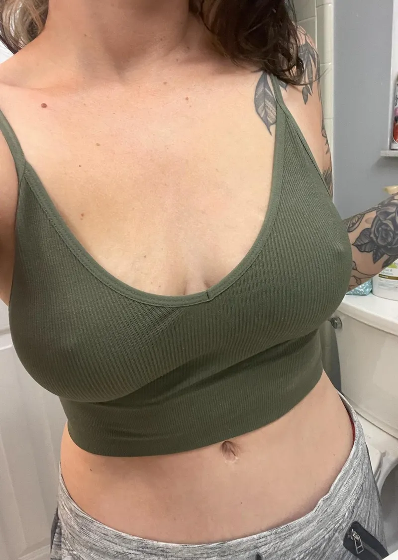 Thumbnail Embrace Braless Freedom with dirrtydiana1992's Unapologetic Stance