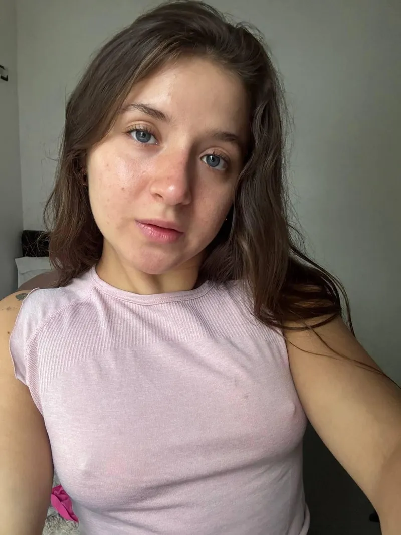 Thumbnail Braless Trendsetter: Lovelivee Advocates for a New Look