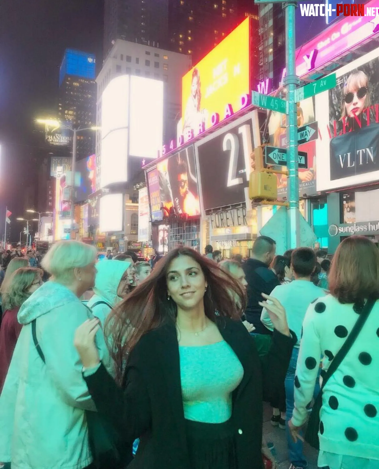 She loves NYC by cartiiiiiiiiiii