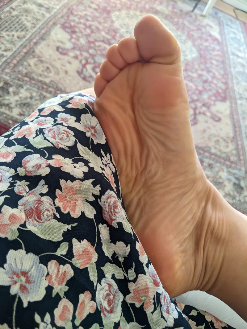 Thumbnail Foot Massage Dilemma: annabellefeet1 Discusses in the Fetish Category