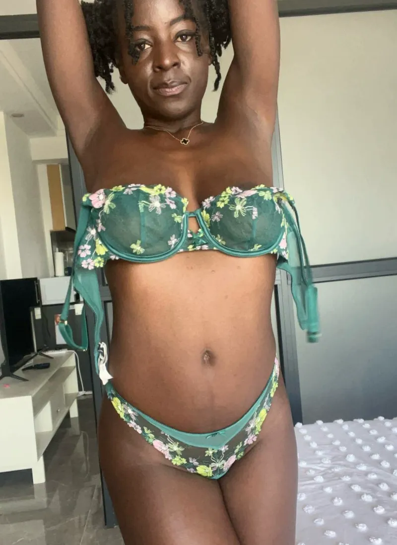 Thumbnail Mediocre-Ad-5423's Dark Green Bikini Reveal - Check it Out!