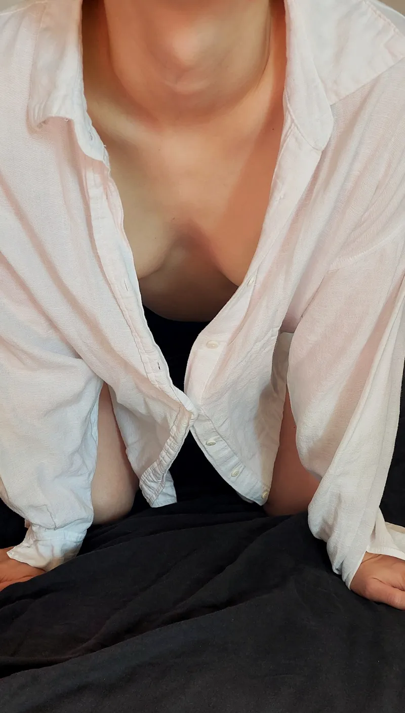 Thumbnail SashaBarefoot's Alluring Dare: Invitation to a Closer Look