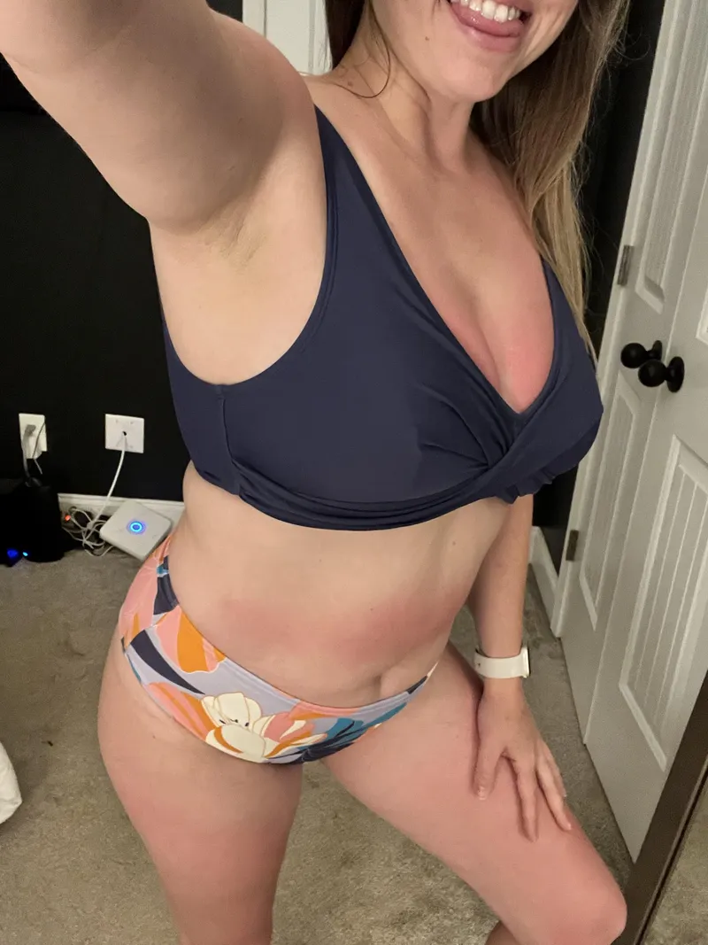Thumbnail Sweet_Serendipity_69: Sunburnt and Ready for a Rub