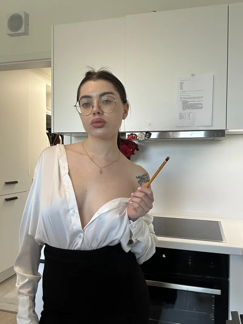 Thumbnail Spending a Day with a Hot Secretary - A Tempting Proposition