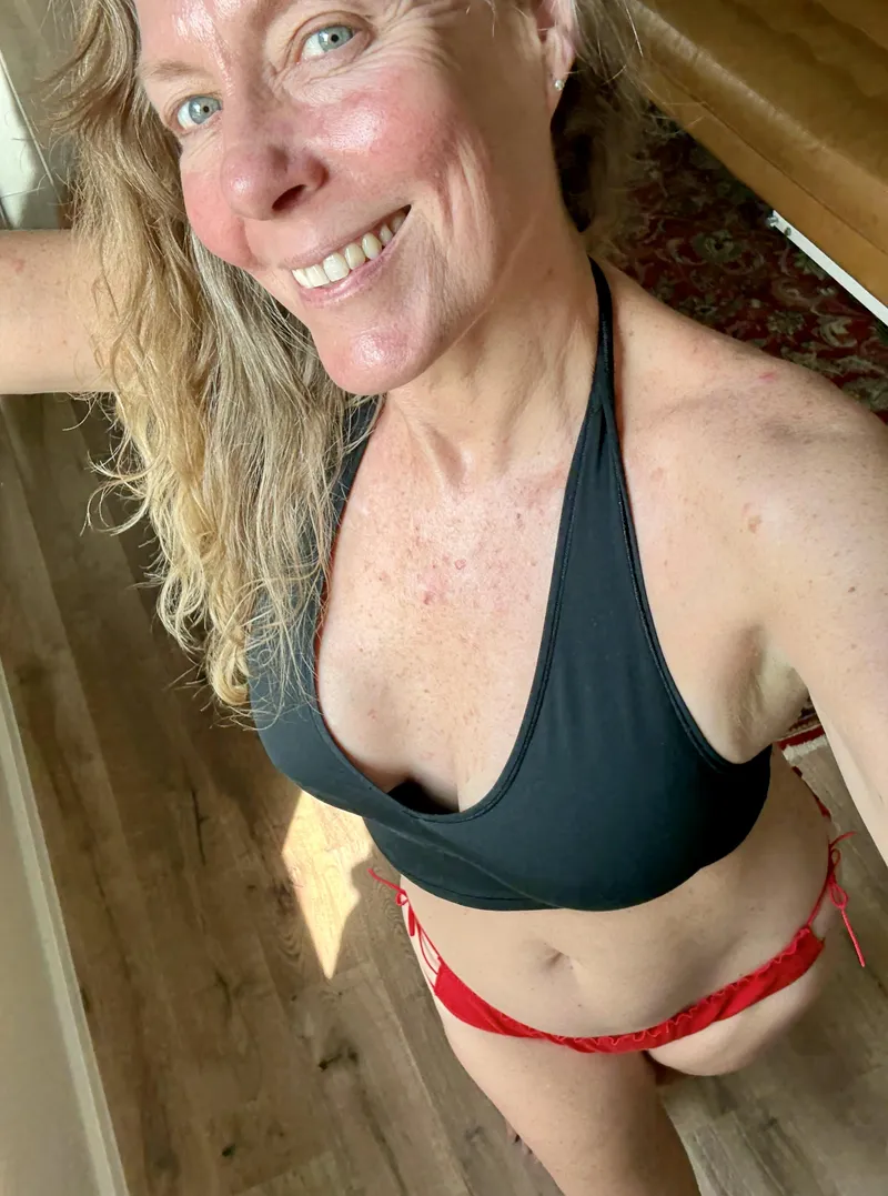 Thumbnail Mrseviemae Stuns with Angelic Eyes and Bikini Boldness in a MILFie Context