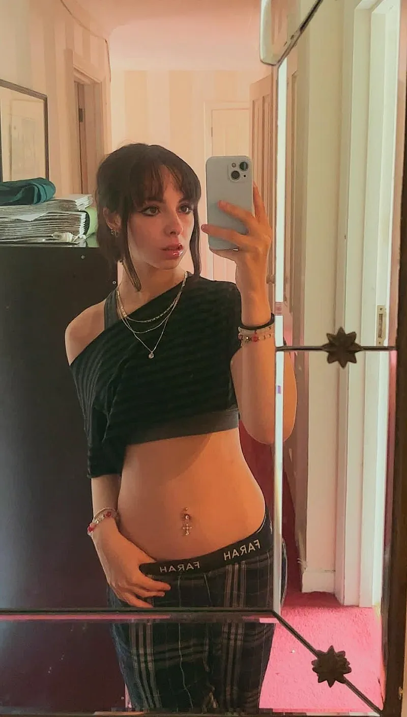 Thumbnail Past_Scale_6240 Captures a Stylish Midriff Moment