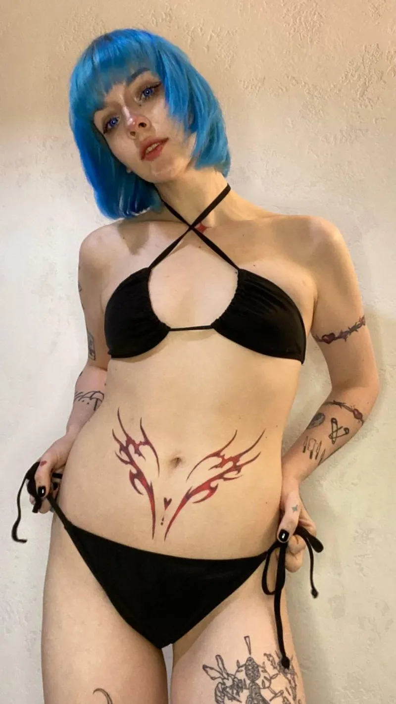 Thumbnail Leonardodamemeci Explores the Most Attractive Hair Color - Neon Wonders Await