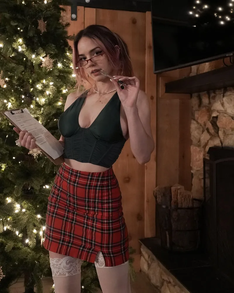 Thumbnail kisseve Offers Pro Tips: Pleasing Your Girl with NSFW Costumes