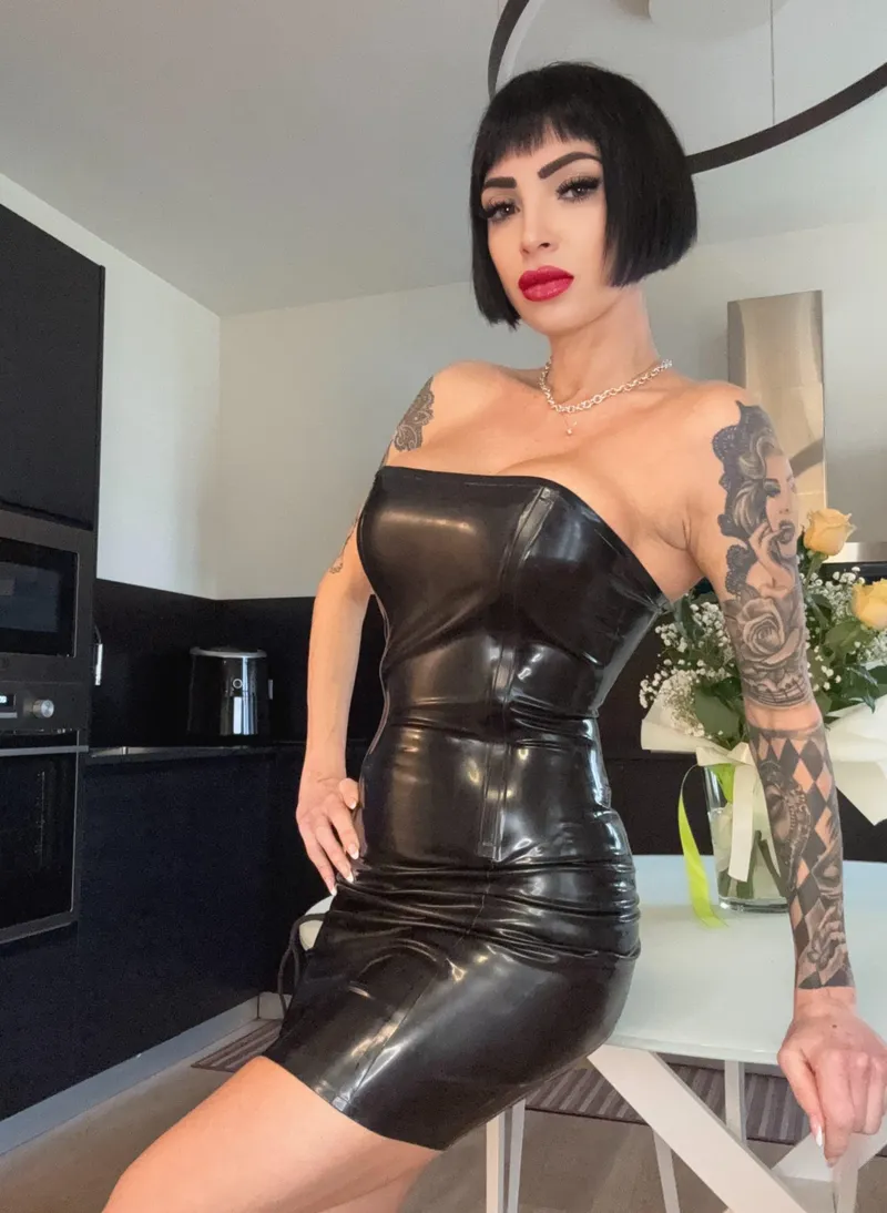 Thumbnail Consistent_Annie175 Shines in Black in This Stunning Photoshoot