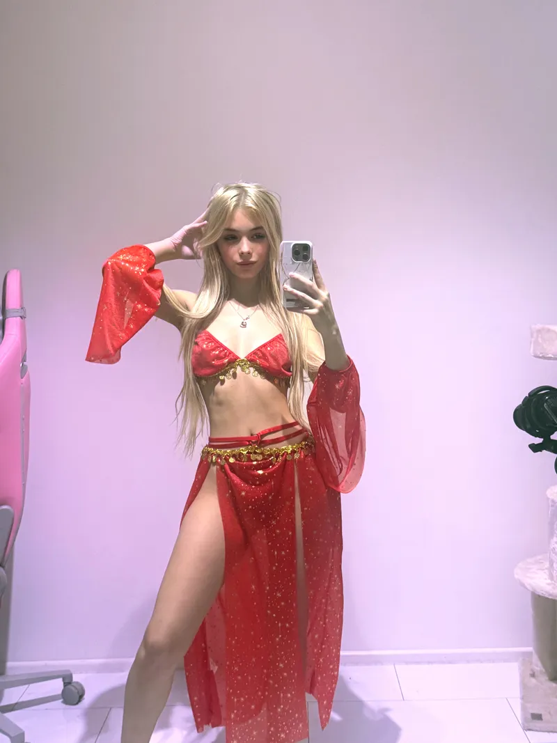 Thumbnail Red as the Classy Color: OnlyYourLexi's Allure