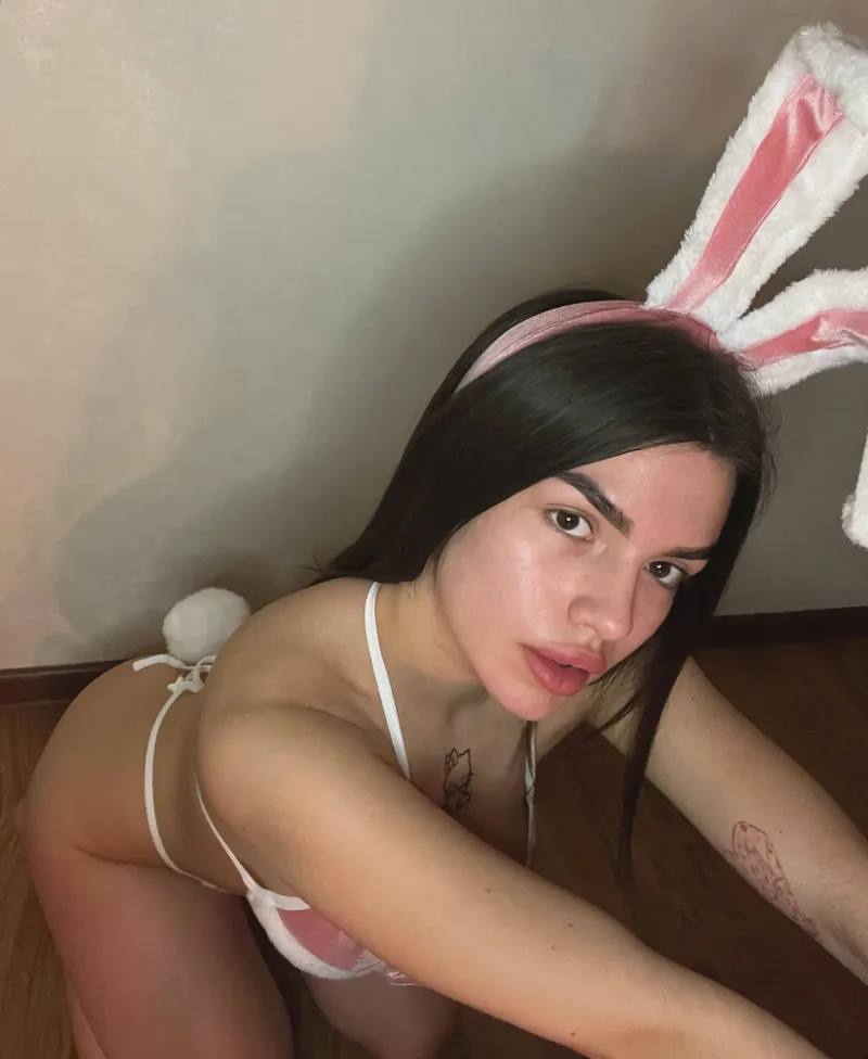 Thumbnail Seeking a New Pet? Dive into BunnyGirls with FrostyWhim