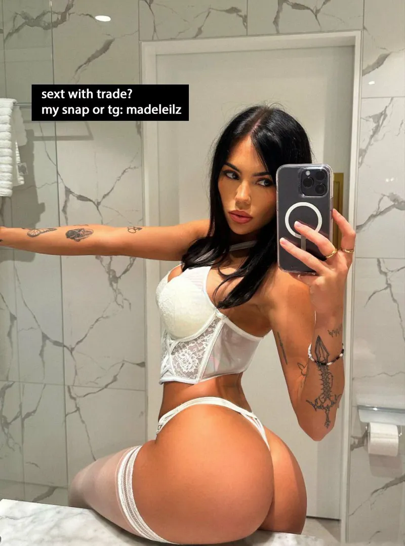 Thumbnail Silent Movements with Sensual Flair: The Reality of MirrorSelfies by koklerspan
