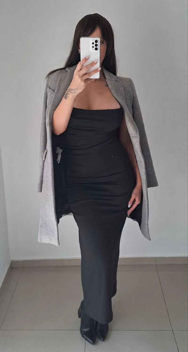 Thumbnail Embrace the Allure of Long, Tight Dresses with camiluus