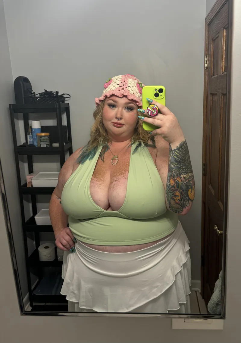 Thumbnail Captivating Whether out: Kaitfreckles97's SSBBW Presence