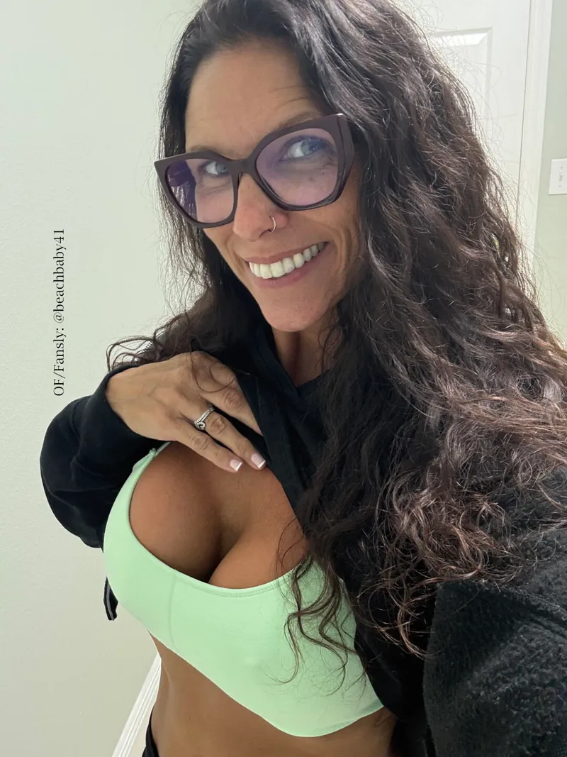 Thumbnail Experience the Thrill of Bra Flashing with heyheyitsjessie44 | onlyfanschicks