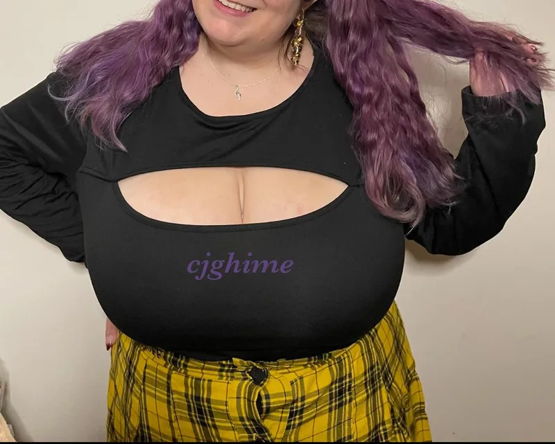 Thumbnail Captivating Cleavage: Do You Like What You See? from cjghime