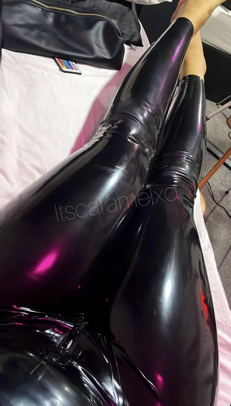 Thumbnail Latex Temptation: Discover iitscaramelxo's ShinyPorn Journey