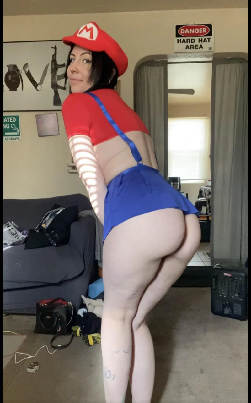 Thumbnail Kush_tits Gets Playful with a Sexy Mario Costume